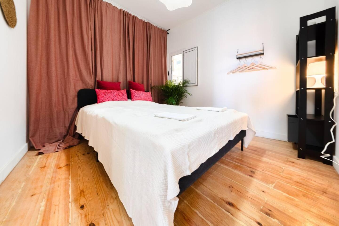 Spacious 5 Bedroom - River Views * Lisbon