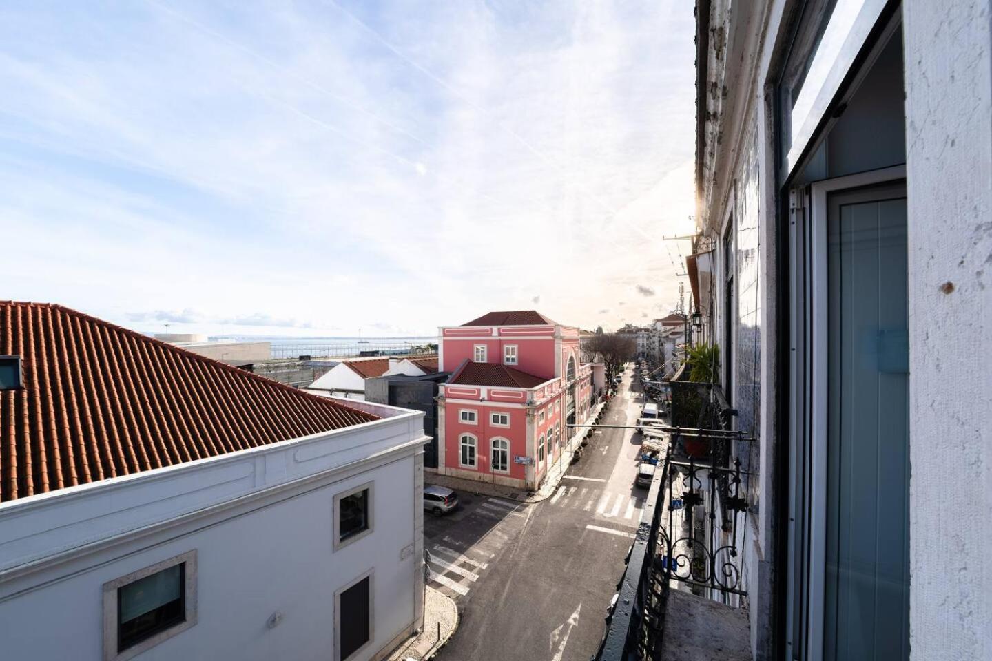 Spacious 5 Bedroom - River Views Lisbon