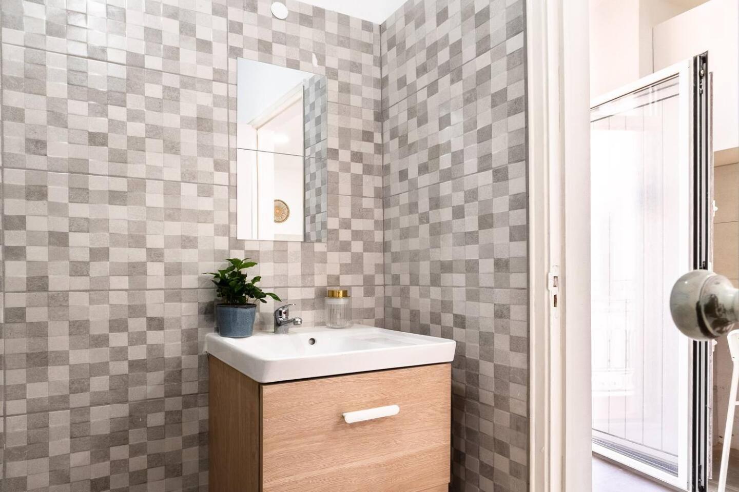 Spacious 5 Bedroom - River Views Apartment Lisbon