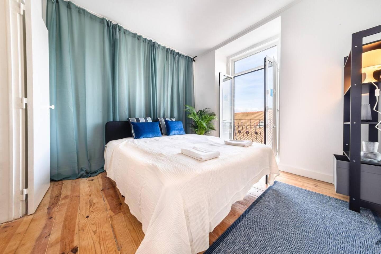 Spacious 5 Bedroom - River Views Apartment Lisbon