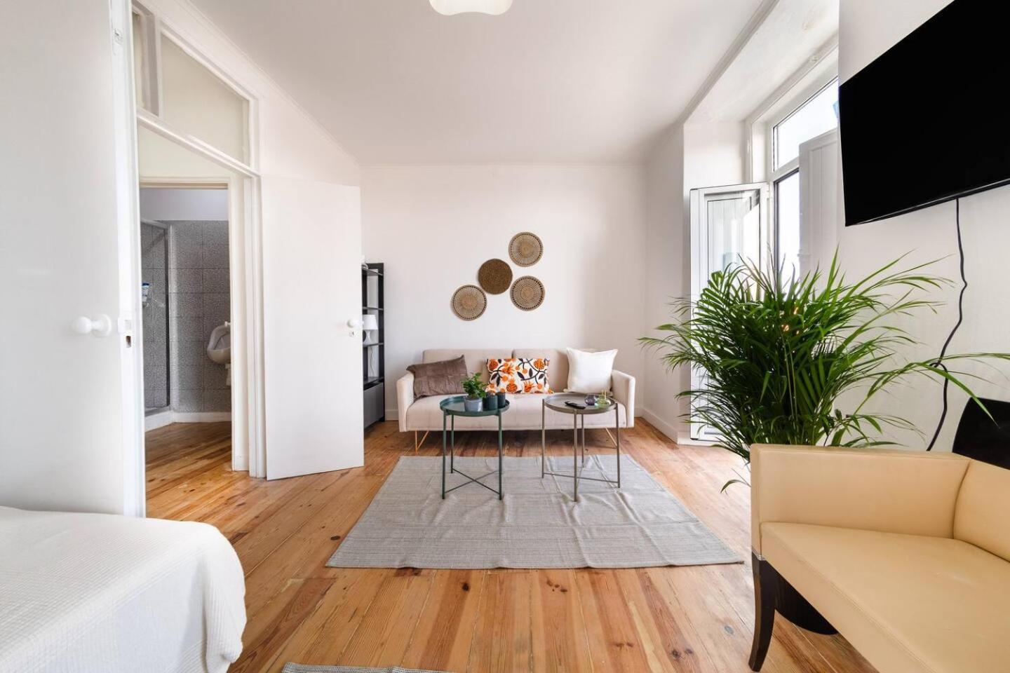 Spacious 5 Bedroom - River Views Lisbon